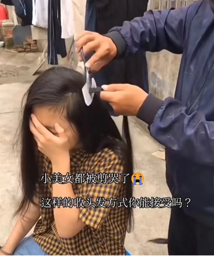 商販在鄉間收頭髮時會採用「倒梳剪」的方式，確保能取下頭頂上最長、髮質最好的那截。 圖 : 翻攝自《顯微故事》
