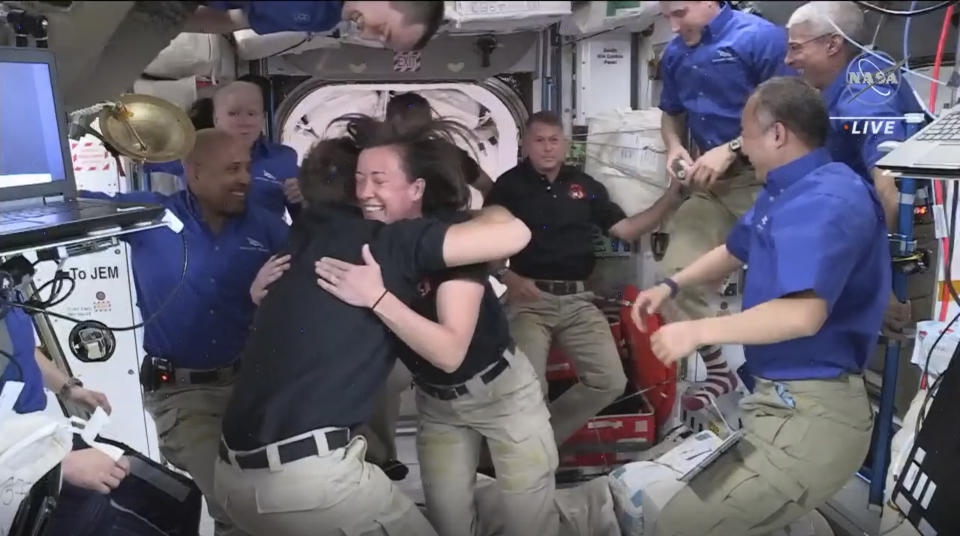 Imagen facilitada por la NASA en la que se observan cuatro astronautas recién llegados en una nave de SpaceX siendo recibidos por los ocupantes de la Estación Espacial Internacional, después de que la cápsula Dragon atracara con éxito el sábado 24 de abril de 2021. (NASA vía AP)