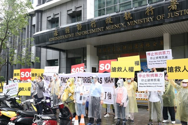 兩公約國際審查會場外　民眾冒雨吶喊：人權不該是空談