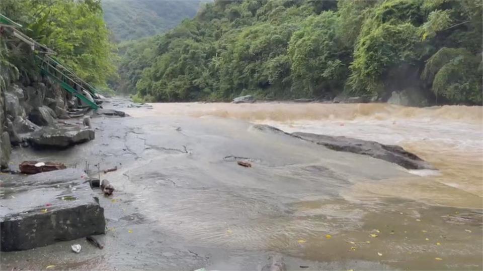 大豹溪暴漲沖走烤肉用品　民眾涉水要撿險被沖走