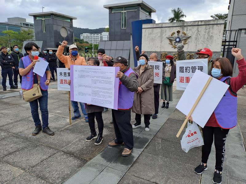 10多位勞權權益受損勞工，上午前往國防部軍醫局前抗議，認為軍方包庇承攬804醫院清潔的公司。（臺灣勞動派遣產業工會提供）