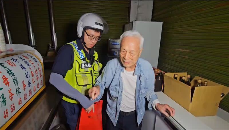 87歲老闆在家中各處存放現金，地震後返回屋內「救錢」。（圖／翻攝畫面）