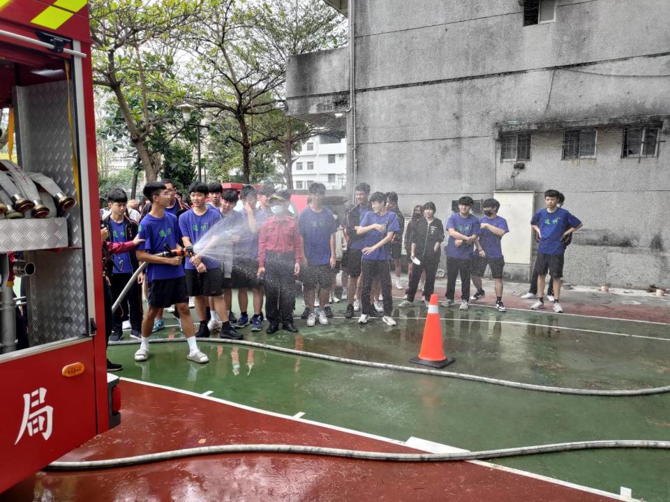 苓雅分隊走進校園，提升師生防火防災意識。〈圖/記者蔡宗武翻攝〉