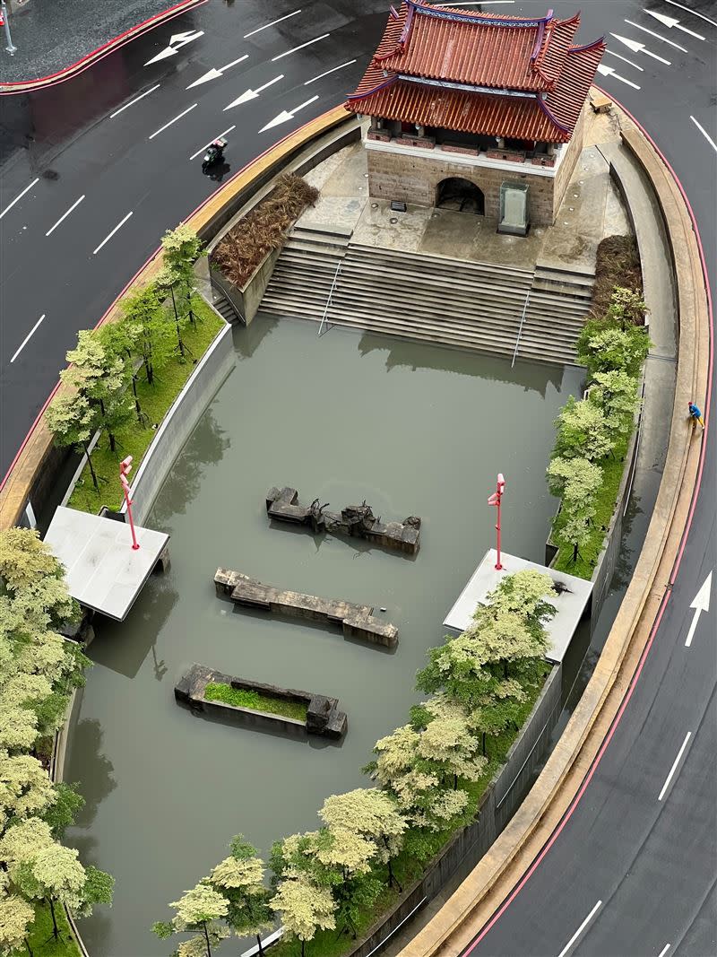 新竹東門城一場大雨後成了「滯洪池」。（圖／民眾提供）