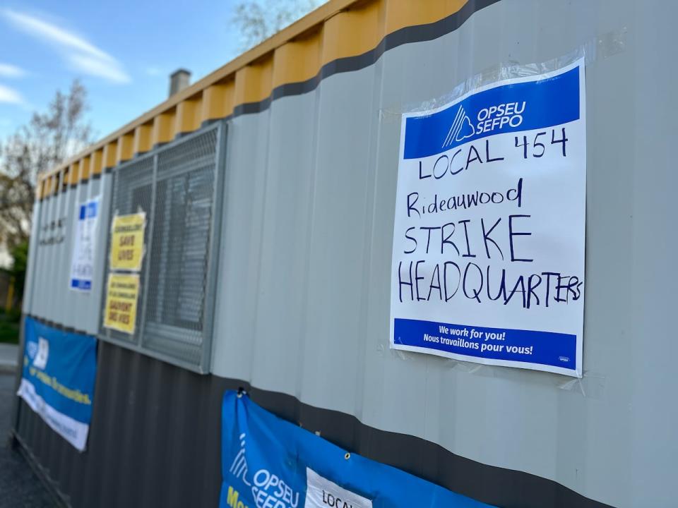 Local 454 strike trailer ready and waiting outside Rideauwood Addiction and Family Services, May 4, 2024, Ottawa 