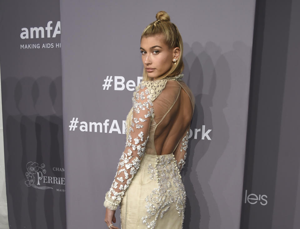 <p>Model Hailey Baldwin zeigte sich im elfenbeinfarbenen Vintage-Abendkleid von Roberto Cavalli, mit viel Spitze, mehreren Schichten Tüll und Blütenapplikationen auf den Ärmeln. Die Haare trug sie zu einem hohen Knoten, um den tiefen Rückenausschnitt perfekt in Szene zu setzen. (Bild: AP Photo) </p>