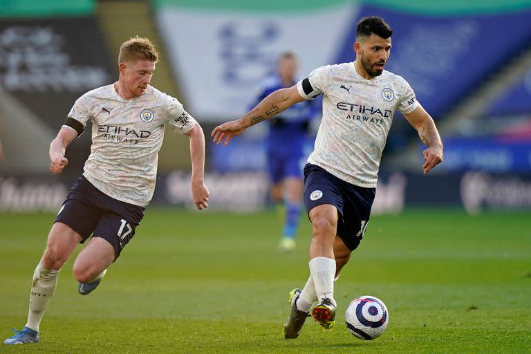 Sergio Agüero domina la pelota seguido por su compañero de equipo Kevin De Bruyne: Juventus estaría dispuesta a quedarse con el delantero argentino