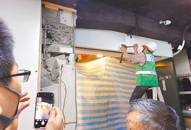 台北市南機場公寓307巷內店家的梁柱及牆面被地震震壞，出現剝落與裂痕，工作人員5日忙著拆除裝潢檢查受損情況。（姚志平攝）
