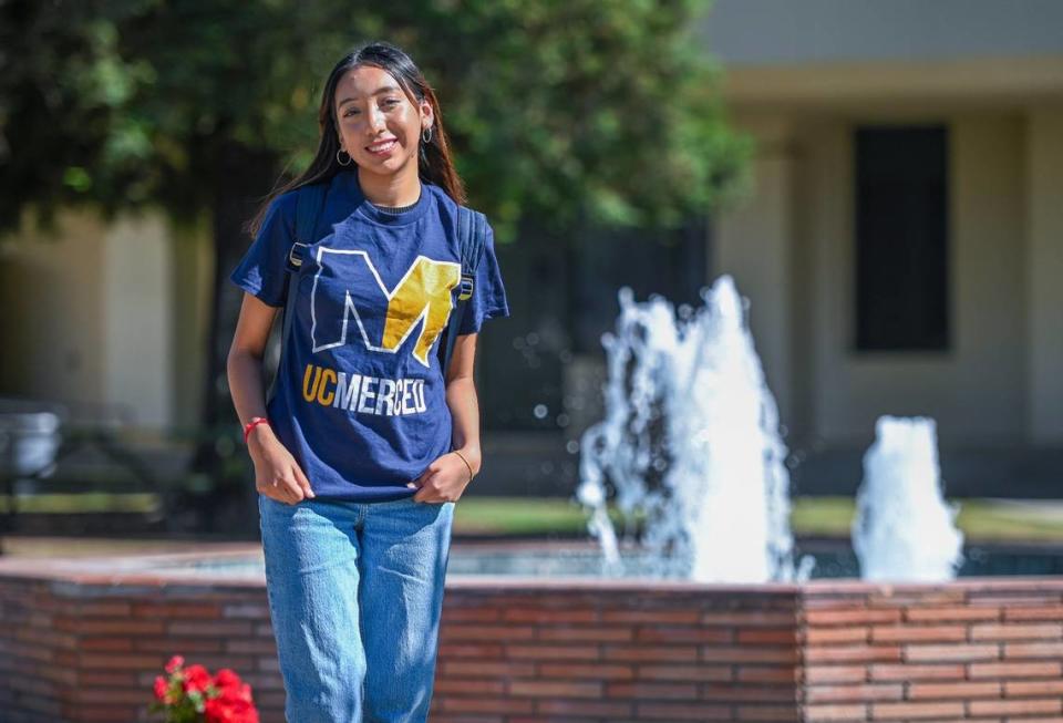 Karen Segundo Estrada, alumna de último año de Roosevelt, estudiará en la UC Merced tras graduarse esta primavera.