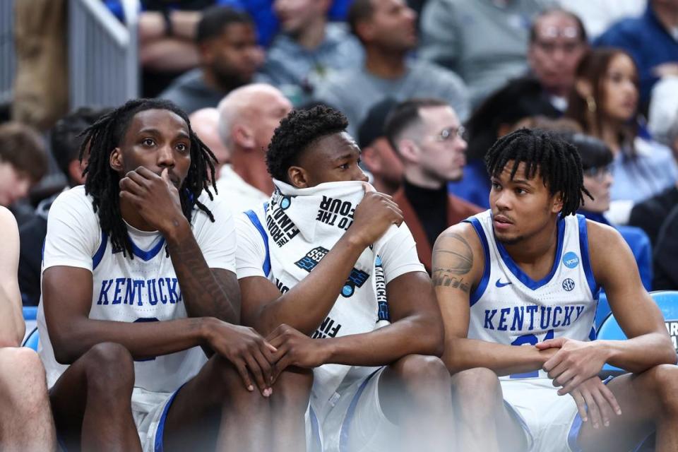 Kentucky’s Aaron Bradshaw, left, Adou Thiero and D.J. Wagner watch from the bench near the end of the Wildcats’ first-round NCAA Tournament loss to Oakland on Thursday. Silas Walker/swalker@herald-leader.com