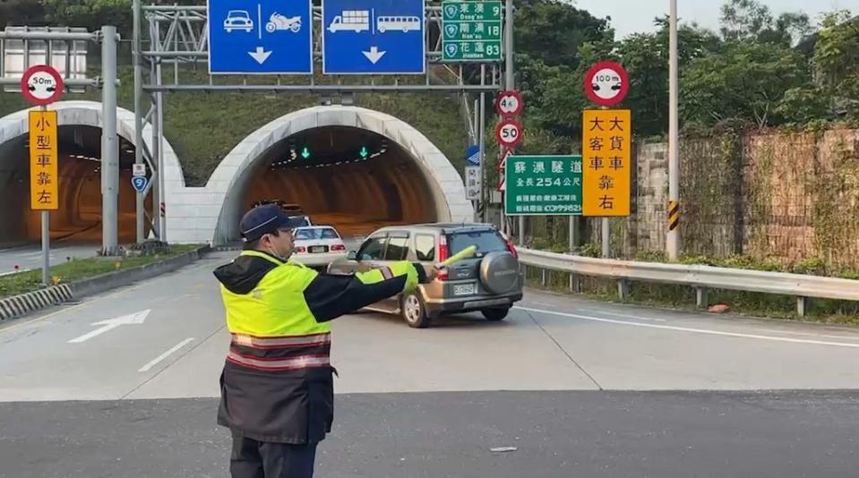 國慶日三天連假，蘇花改勢必又大塞車，公路總局鼓勵民眾於連假期間搭乘公共運輸，並推出多項公共運輸疏運優惠措施。（宜蘭警方提供）