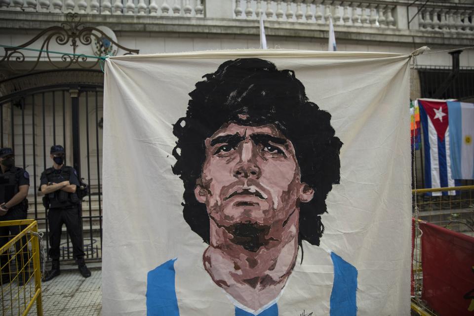 Un pancarta con la imagen de Diego Maradona frente a la embaja de Cuba en Buenos Aires, el viernes 27 de noviembre de 2020. (AP Foto/Rodrigo Abd)