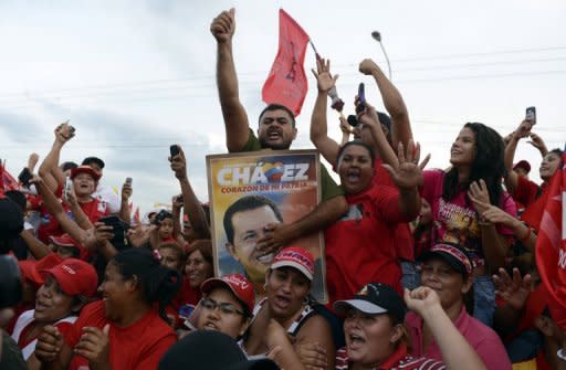 El presidente venezolano, Hugo Chávez, cuenta con 49,4% de intención de voto ante 39% para el opositor Henrique Capriles, mientras hay un 11,6% de indecisos que serán clave en las elecciones del 7 de octubre, según un sondeo de la reputada firma Datanálisis difundido el martes. (AFP | juan barreto)