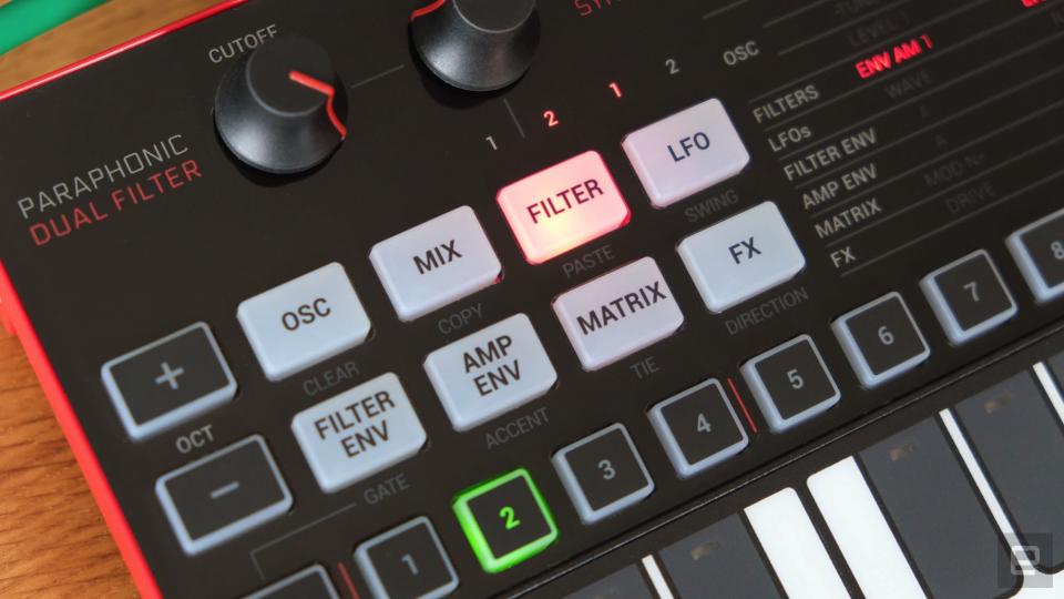 IK Multimedia Uno Synth Pro Desktop