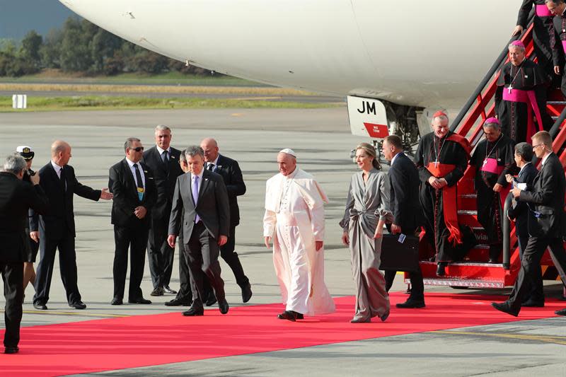 FOTOS: El Papa Francisco llega a Colombia para sanar heridas