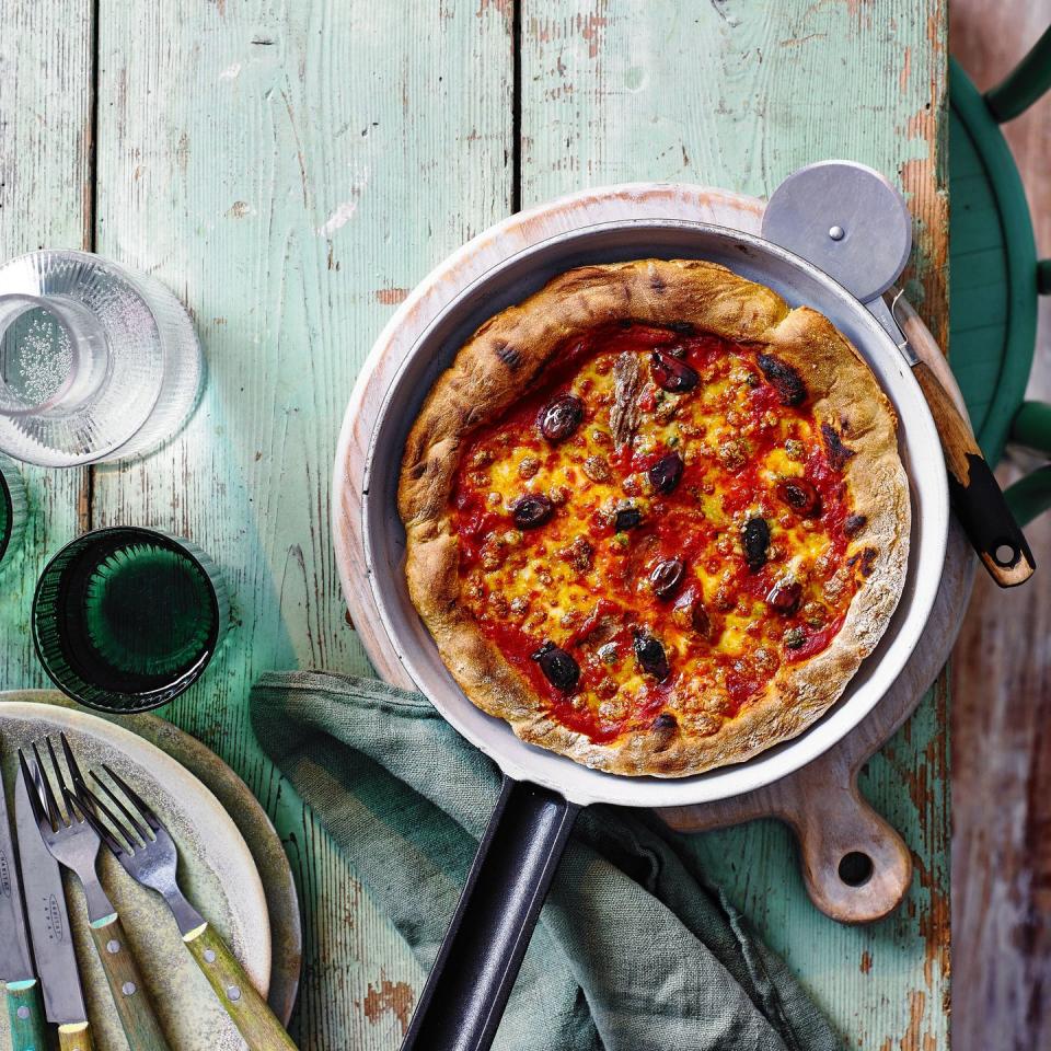 frying pan pizza alla putanesca