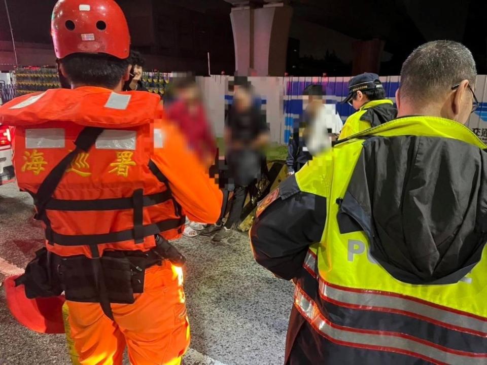 《圖說》基隆港務警察總隊臺北中隊偕同相關單位協尋，成功找到疑似輕生民眾，並將其安全帶回岸上。〈基隆港警總隊提供〉