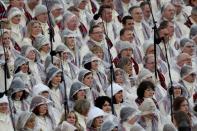<p>Der Mormon Tabernacle Choir wartet in Regenkleidung vor dem Kapitol auf seinen Einsatz (Bild: Getty Images) </p>