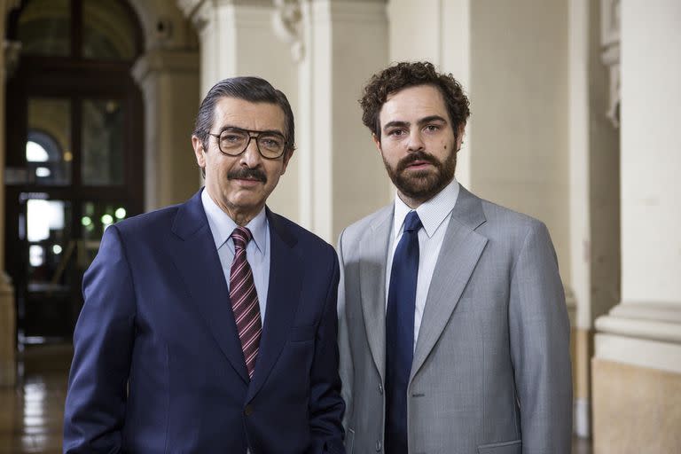 Ricardo Darin como Julio Strassera y Peter Lanzani como Luis Moreno Ocampo en Argentina, 1985