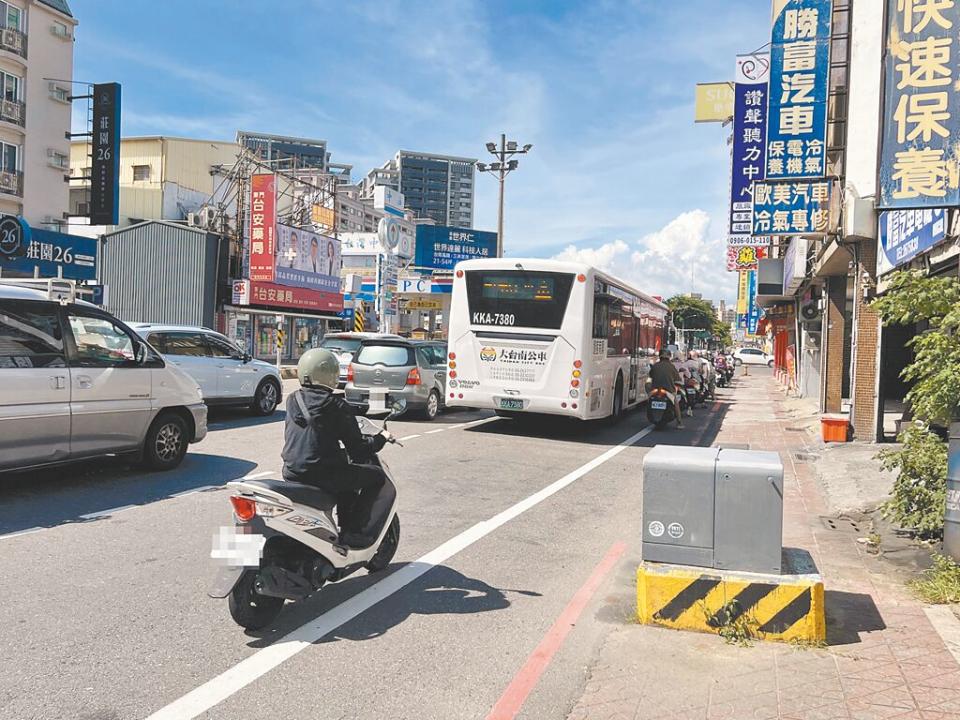 台南市東區中華東路車流量龐大，兩旁店家也相當密集，但因沿線電箱等障礙物多，對行人並不友善。市府工務局爭取中央補助將進行中華東路人行道及路面改善工程，預計下個月發包。（洪榮志攝）