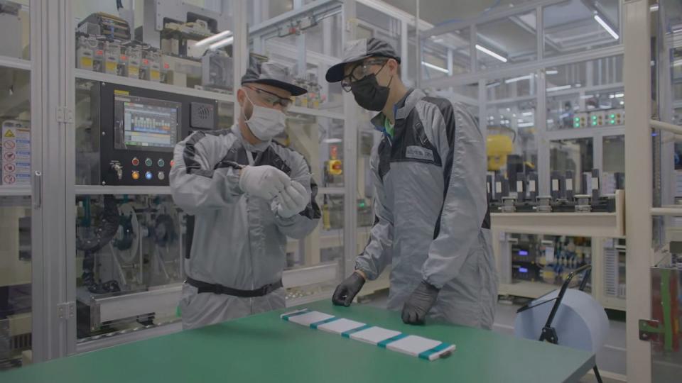 PHOTO: Plant workers put together EV car batteries. (ABC News)