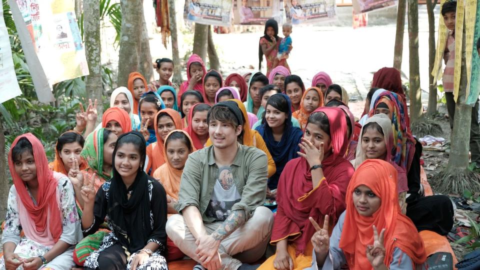 Julien Bam in einem Slum in Dhaka. Foto: Daniel Debray/Unicef