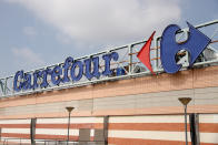 <p>El podio de esta lista es para Carrefour, cuya tienda online fue usada el último año por el 23% de los españoles que compraron cosas por Internet. (Foto: Denis Thaust / SOPA Images / LightRocket / Getty Images).</p> 