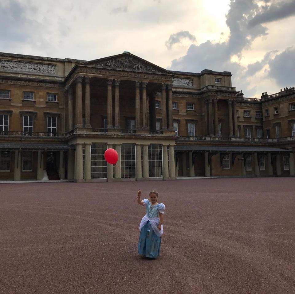Con su vestido de princesa de mentiritas frente a un palacio muy real. Instagram @victoriabeckham