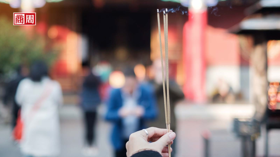 為迎合年輕人胃口，今年以來中國寺廟也紛紛推出各種周邊商品搶年輕人荷包。(來源．Dreamstime/典匠影像)