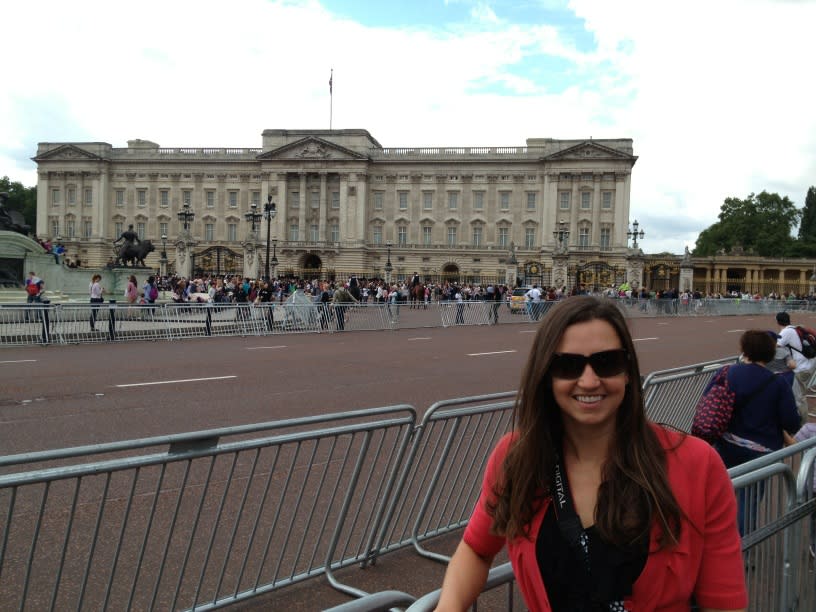 Buckingham Palace today! Happened to stumble in there right as the Changing of the Guards was happening <a href="https://twitter.com/rebsoni" rel="nofollow noopener" target="_blank" data-ylk="slk:@rebsoni;elm:context_link;itc:0;sec:content-canvas" class="link ">@rebsoni</a>