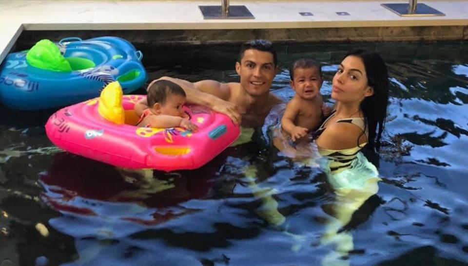 Cristiano Ronaldo y Georgina, con dos de los niños (Twitter).