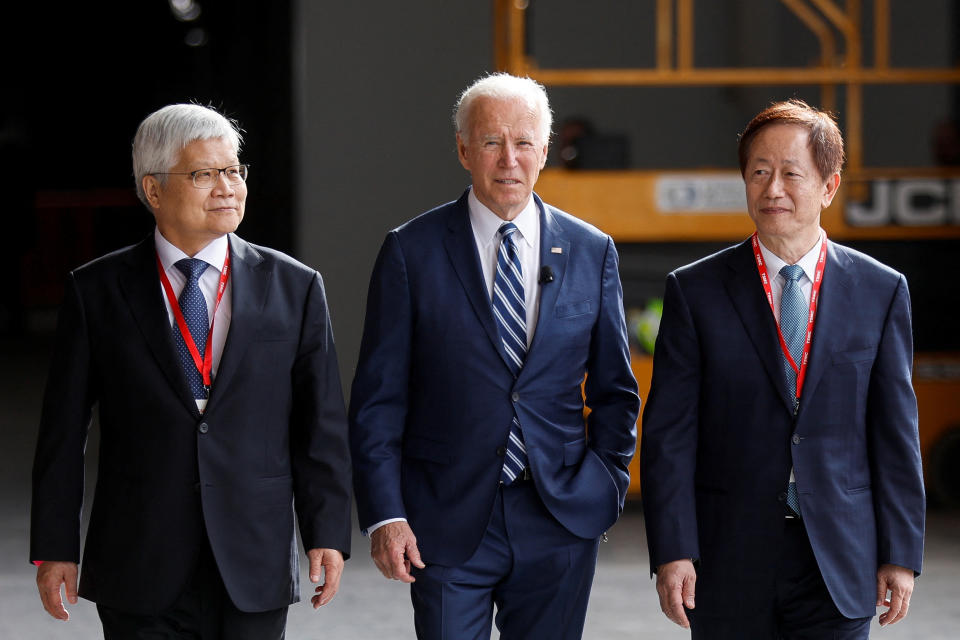 左起為台積電執行長魏哲家、美國總統拜登、台積電董事長劉德音。圖片來源：REUTERS/Jonathan Ernst