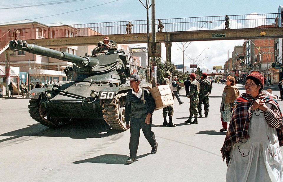 Miembros del Ejército patrullan con tanques El Alto, Bolivia, el 12 de octubre de 2003.