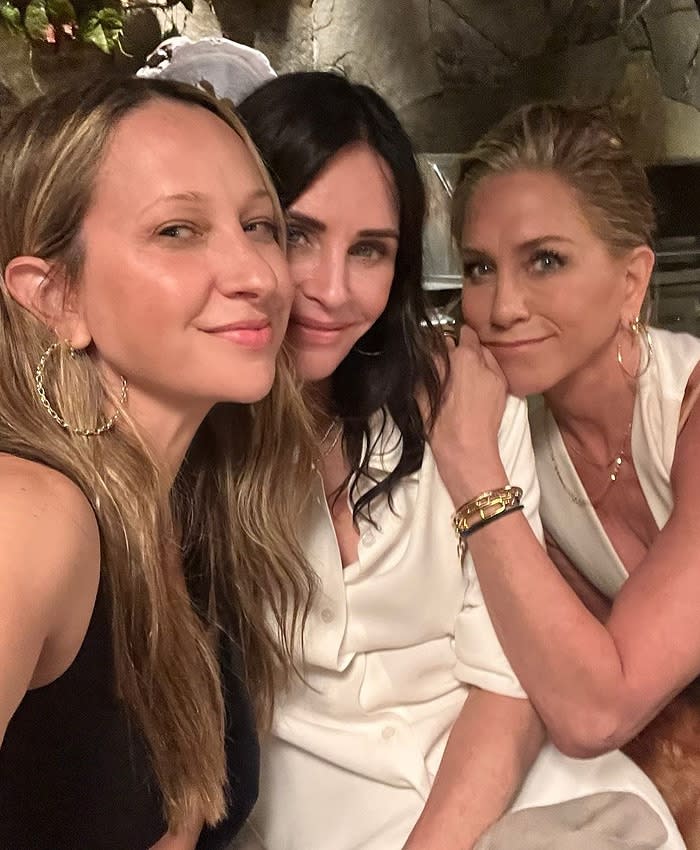 Courteney, Jennifer con otra amiga