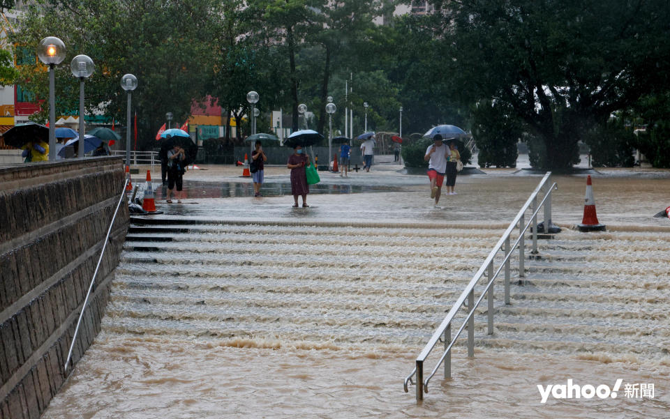 本港遭遇世紀豪雨，黃大仙成為水浸重災區，通往黃大仙祠的樓梯水浸彷如瀑布，街坊涉水而行，步履蹣跚。