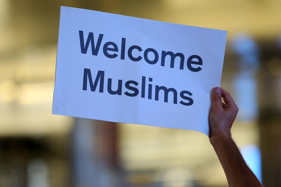 <p>Retired engineer John Wider, 59, holds up a sign reading “Welcome Muslims” as international travelers arrive at Los Angeles International Airport in Los Angeles, California, June 29, 2017. (Mike Blake/Reuters) </p>