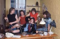 Gitarrist Angus Young (Mitte) trug schon Schuluniform und Sänger Bon Scott (zweiter von rechts) lebte noch: 1976, als dieses Foto von AC/DC entstand, standen die australischen Hardrocker noch am Anfang ihrer Karriere. Angeführt vom Megaseller "Back In Black" (1980) verkauften sich bis heute alle ihre Alben bestens, insgesamt 200 Millionen Tonträger sollen es insgesamt gewesen sein. (Bild: Michael Putland/Getty Images)