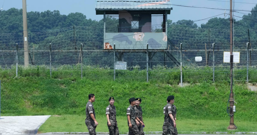 美國一名駐韓國陸軍跑到北韓去遭拘留，如今他的身分遭起底，甚至前幾週才因襲擊韓國民眾遭關禁閉。（圖／達志／美聯社）