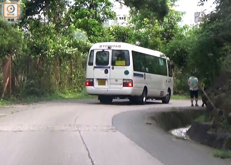 駕駛者泊車後旋即登上村巴。