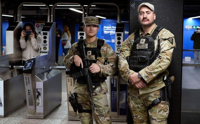 Miembros de la Guardia Nacional del Ejército de EE. UU. vigilan en la Grand Central Terminal en Manhattan