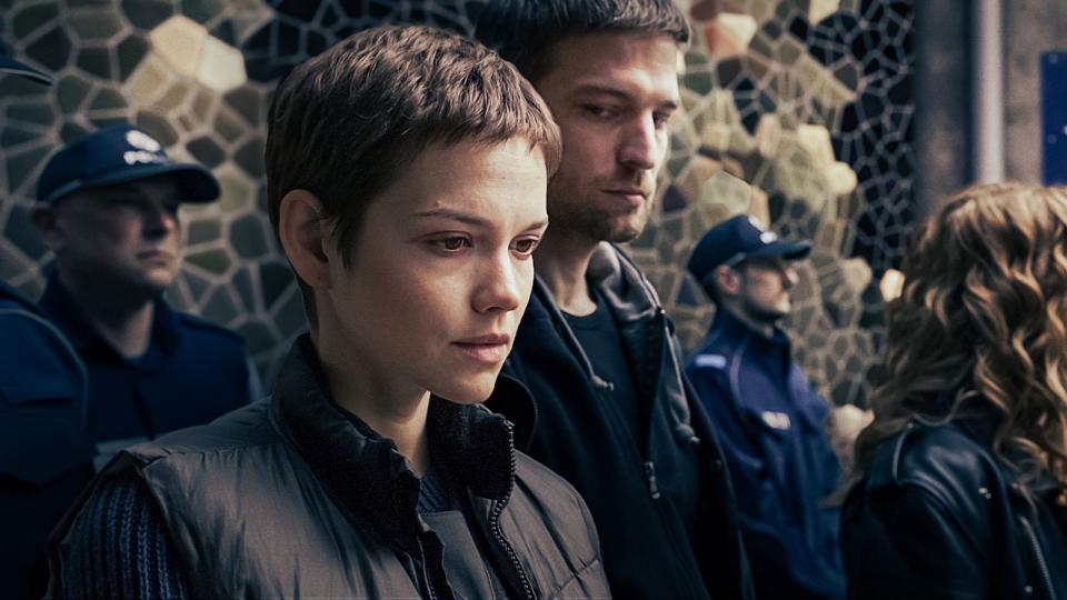 Eine junge Ermittlerin (Emilia Schüle) leidet darunter, nichts mehr riechen zu können. (Bild: Netflix)