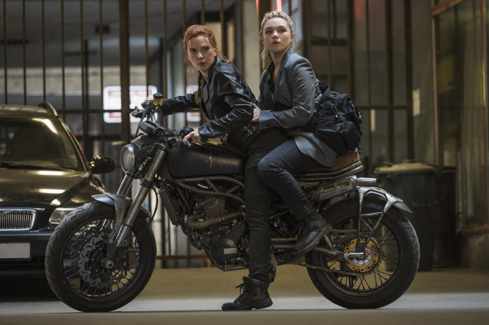 En esta imagen proporcionada por Marvel Studios Scarlett Johansson, izquierda, y Florence Pugh en una escena de "Black Widow". (Jay Maidment/Marvel Studios-Disney via AP)