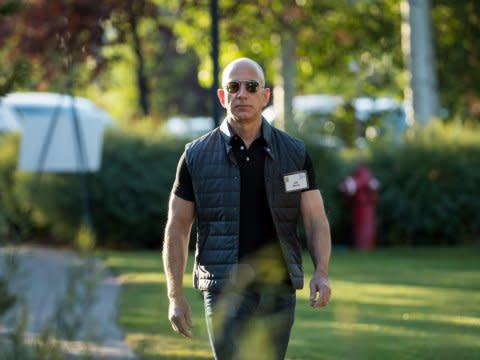 Jeff Bezos hat mit Amazon ein Imperium aufgebaut. Ein japanischer Milliardär will ihm das Leben künftig schwerer machen.