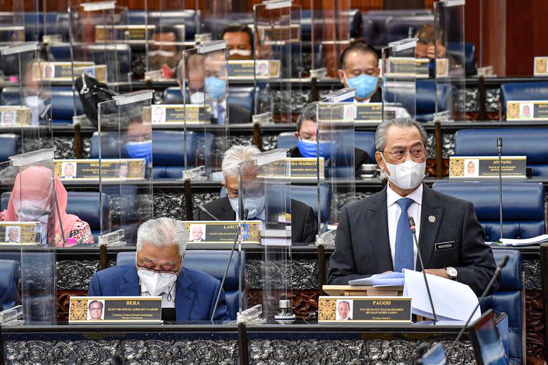 El primer ministro Muhyiddin Yassin habla al Parlamento tras la reanudación de sesiones