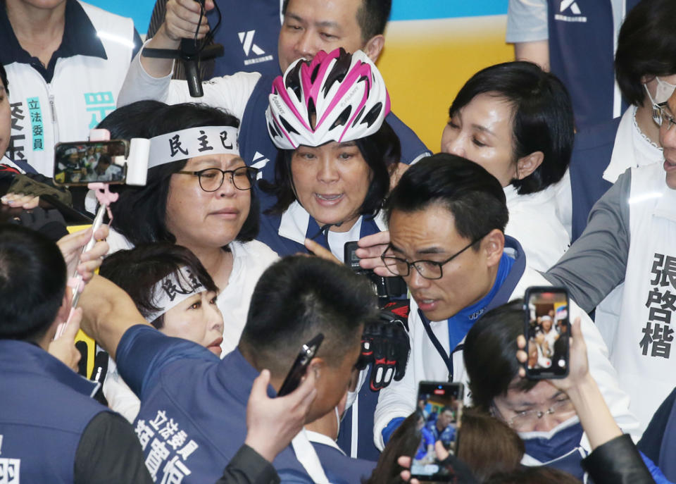 立法院24日院會繼續處理國會改革法案，國民黨與民進黨立委進入議場後忙著布置布條、標語，並發生爭執，國民黨立委陳玉珍（戴安全帽者）與同黨立委一同擋下民進黨立委陳亭妃、王美惠等人往主席台推進。（姚志平攝）