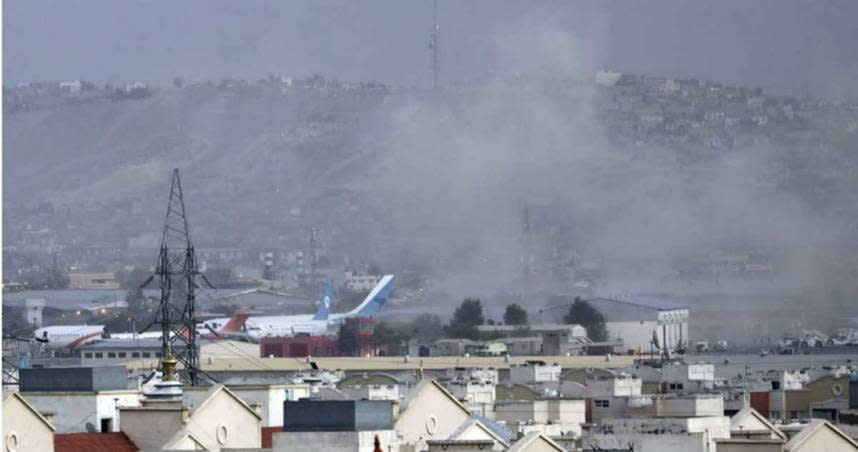 美軍在撤軍時，ISIS-K在喀布爾機場發動自殺炸彈攻擊，美軍之後為了反擊派出無人機，結果反而誤殺平民。圖為喀布爾機場大爆炸。（圖／達志／美聯社）