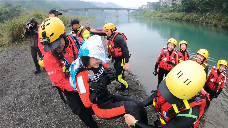 籃籃因渡河施力過度導致身體不適。（圖／懿想天開提供）