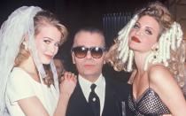 Der Modezar und seine Modelmusen: In den 90er-Jahren zählten mit Claudia Schiffer (links) und Nadja Auermann zu den größten Laufstegwundern - nicht nur, aber auch dank Karl Lagerfeld. Die beiden Schönheiten zählen zu den erfolgreichsten Models, die Galerie zeigt Vorgängerinnen und Nachfolgerinnen, die ebenfalls von Deutschland aus die Welt eroberten ... (Bild: Bertrand Rindoff Petroff/Getty Images)