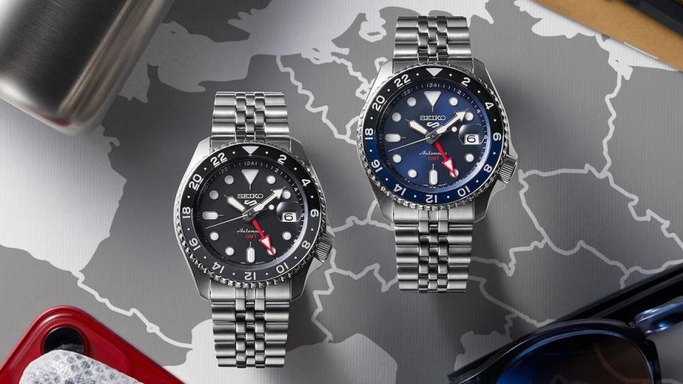 SEIKO 「SKX」Sports Style GMT Series｜不鏽鋼錶殼／錶徑42.5mm／4R34自動上鍊機芯／時、分、秒、日期及第二地時間指示／動力儲存約41小時／防水約100米／定價NT$13,500