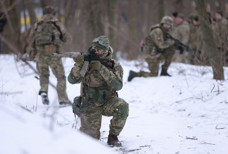 Miembros de las Fuerzas de Defensa Territorial de Ucrania, unidades militares voluntarias de las Fuerzas Armadas, entrenan en un parque de la ciudad de Kiev, Ucrania, el 22 de enero de 2022